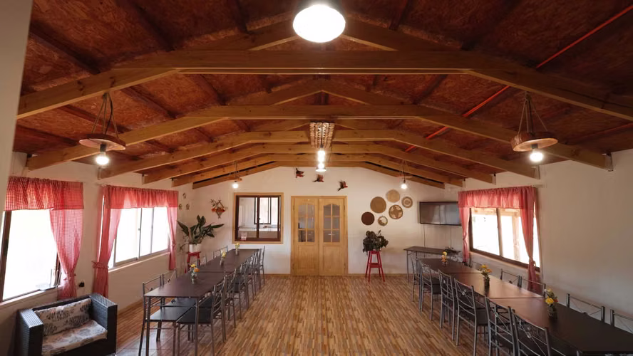 Casa con 2 cabañas y piscina en Quinamávida (115102)
