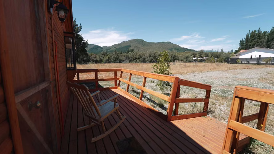 Casa con 2 cabañas y piscina en Quinamávida (115102)