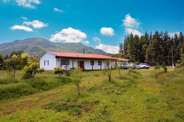 Casa con 2 cabañas y piscina en Quinamávida (115102)