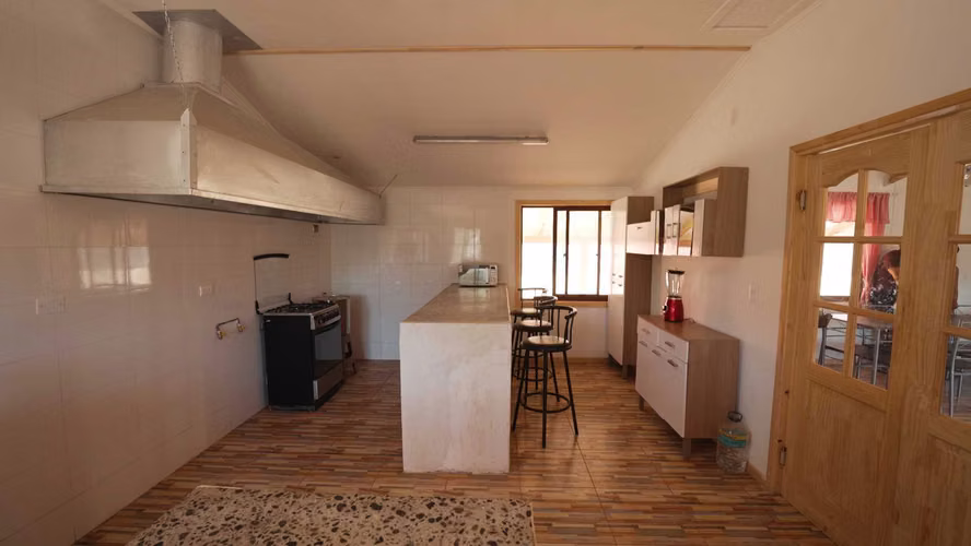 Casa con 2 cabañas y piscina en Quinamávida (115102)