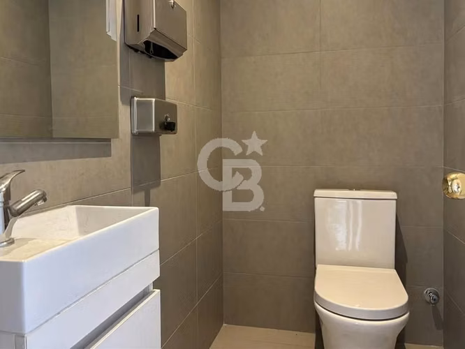 Local comercial de 2 pisos con exposición a la calle