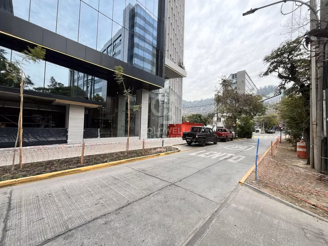 Locales comerciales en placa de edificio corporativo