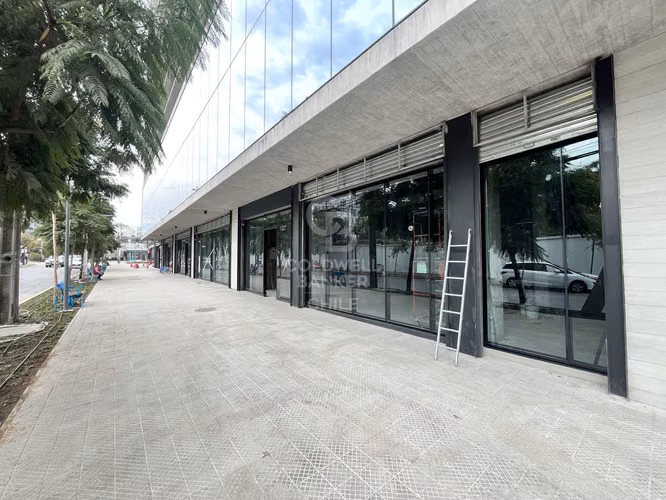 Locales comerciales en placa de edificio corporativo