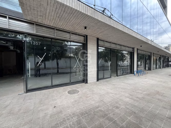 Locales comerciales en placa de edificio corporativo