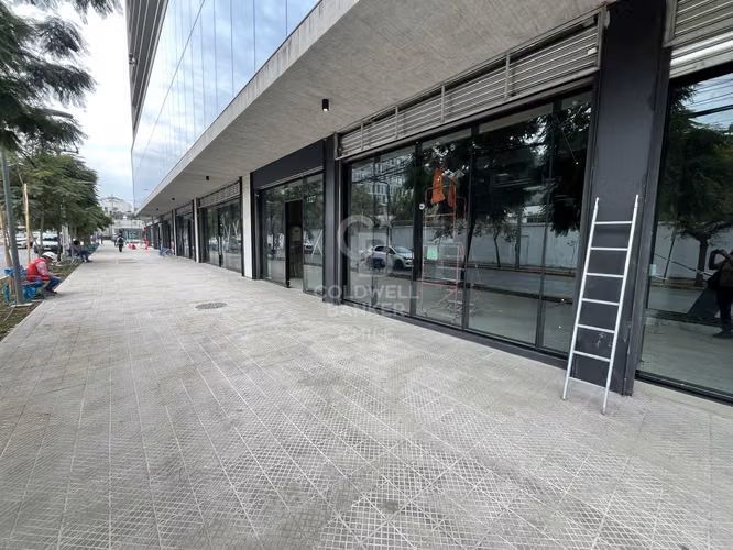 Locales comerciales en placa de edificio corporativo