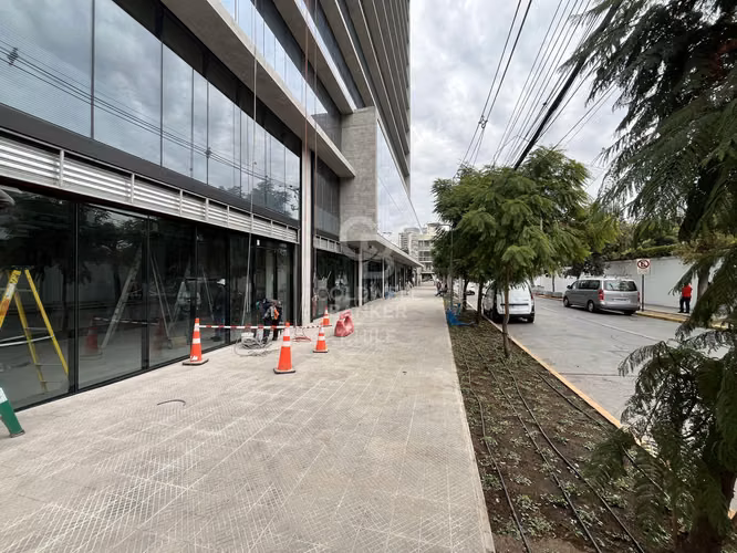 Locales comerciales en placa de edificio corporativo