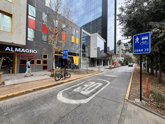 Locales comerciales en placa de edificio corporativo