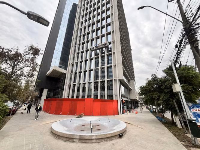 Locales comerciales en placa de edificio corporativo