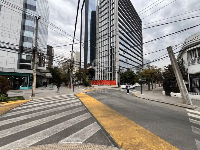 Locales comerciales en placa de edificio corporativo