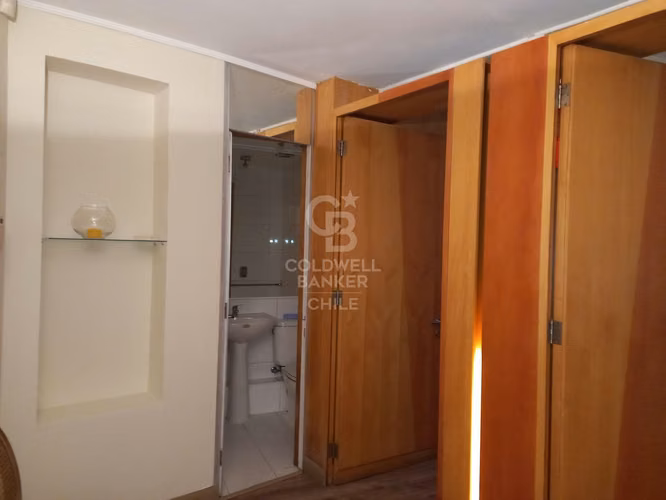 Oficina 2° piso: 2 privados, baño, estacionamiento y bodega
