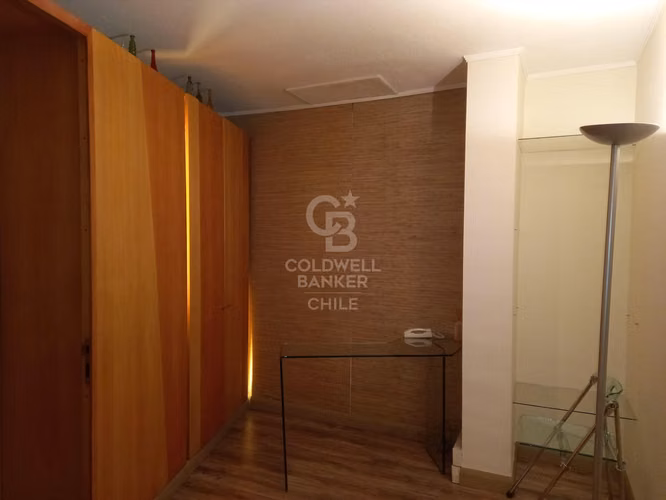 Oficina 2° piso: 2 privados, baño, estacionamiento y bodega