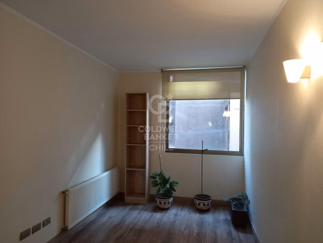 Oficina 2° piso: 2 privados, baño, estacionamiento y bodega