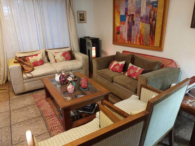 Casa en Linares frente a parque 5 dormitorios (116208)