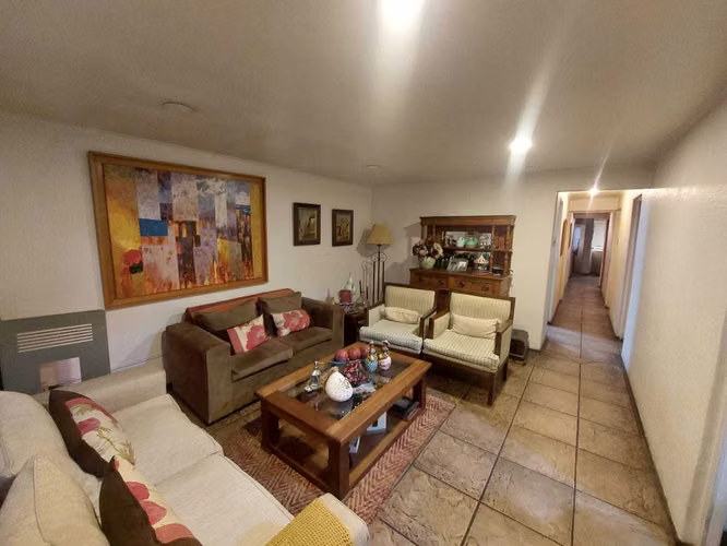 Casa en Linares frente a parque 5 dormitorios (116208)