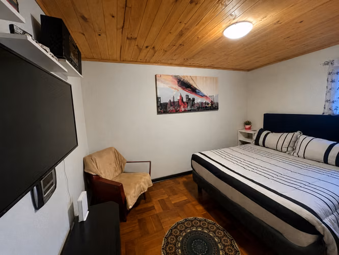 UBICADA EN AVENIDA PRINCIPAL, CONDOMINIO