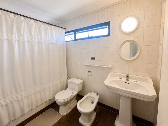 UBICADA EN AVENIDA PRINCIPAL, CONDOMINIO