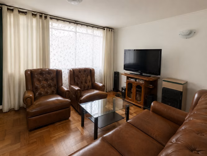 UBICADA EN AVENIDA PRINCIPAL, CONDOMINIO