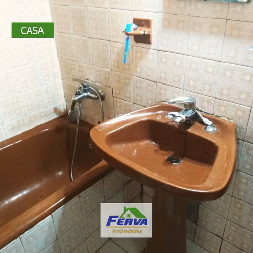 Se vende amplia casa y local comercial, Talcahuano centro