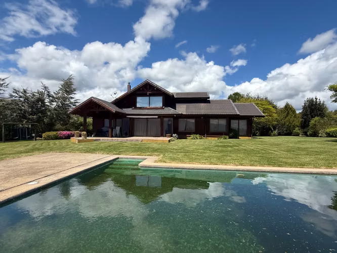 Casa en venta con vista al lago en Sector Los Riscos