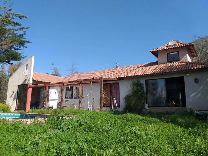 Casa con gran terreno/ 7D, 4 baños, piscina (117245)