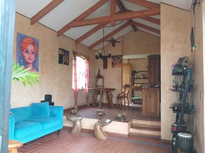 Casa con gran terreno/ 7D, 4 baños, piscina (117245)