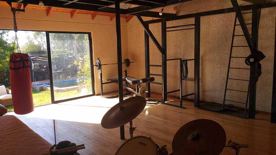 Casa con gran terreno/ 7D, 4 baños, piscina (117245)