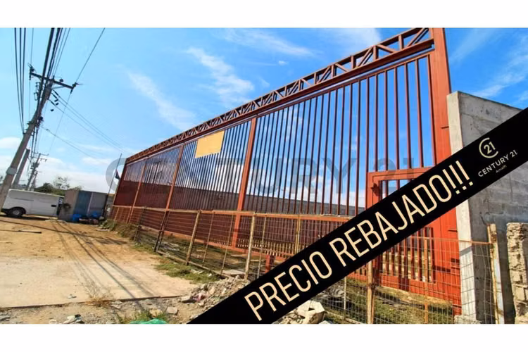 Se vende terreno industrial en avenida La Cantera