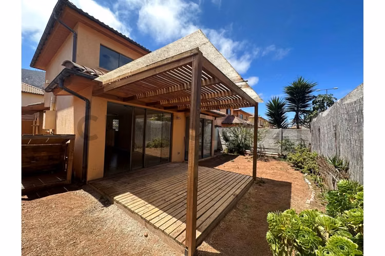 Se vende casa de dos niveles en Ulriksen