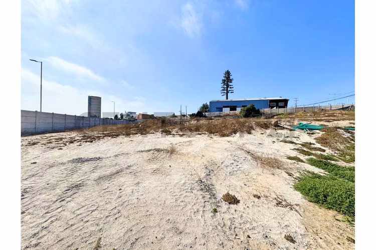 Vendo terreno con uso comercial en La Cantera