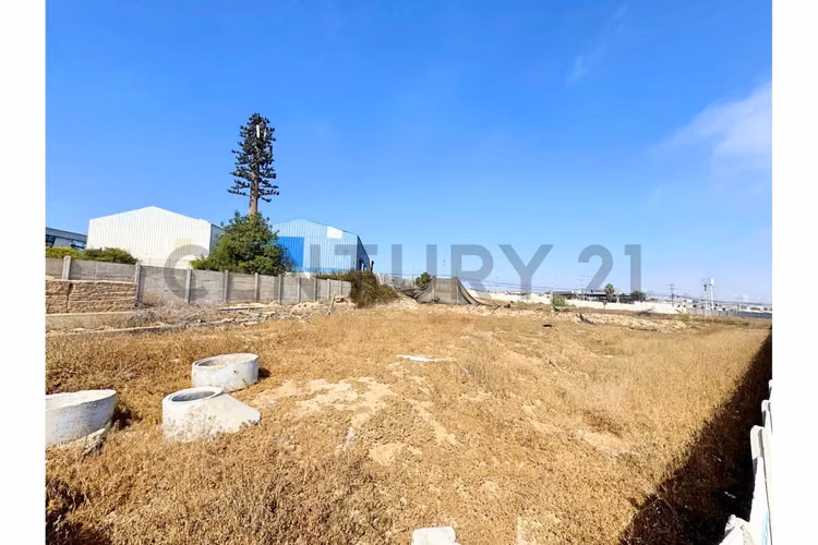 Vendo terreno con uso comercial en La Cantera