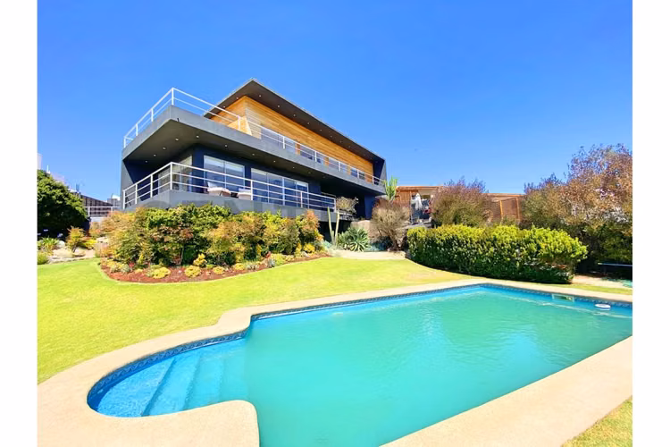 Se vende casa con excelente vista en Peñuelas.