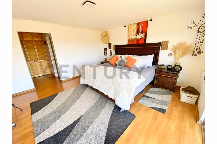 Se vende casa con excelente vista en Peñuelas.