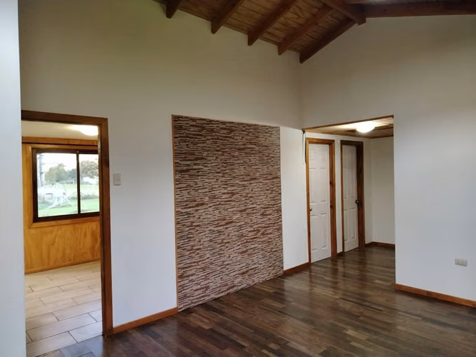 Parcela de 5,000m² con casa y excelente conectividad