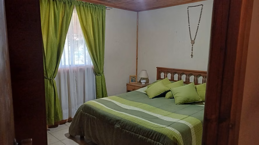 Dos Casas en El Carmen borde carretera, Lago Rapel