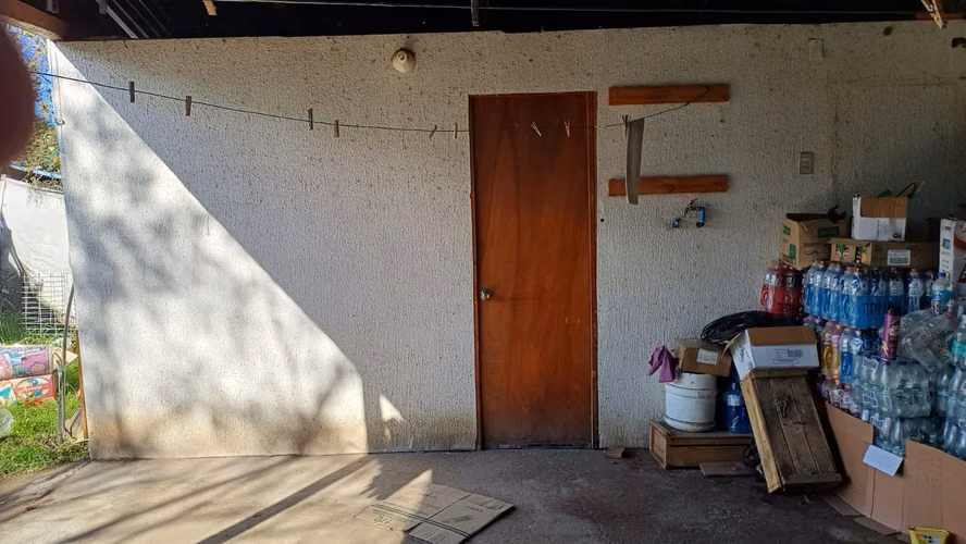 Dos Casas en El Carmen borde carretera, Lago Rapel