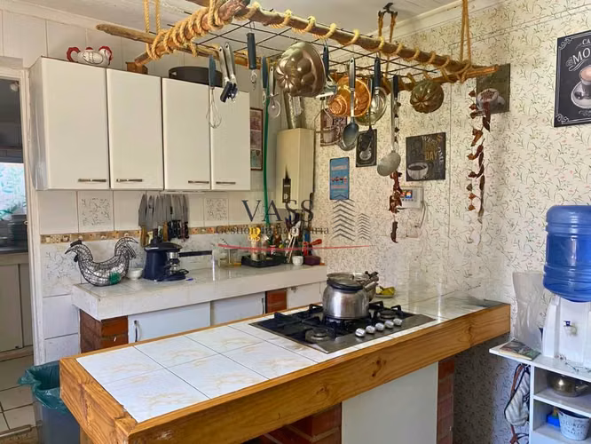VASS vende casa con cabañas 9D 7B en Av. Granizo. Olmué