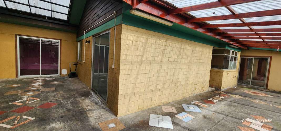 LOCAL COMERCIAL EN JARDINES DEL MIRADOR (120164)