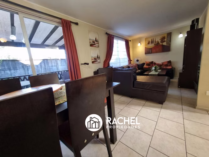 EN VENTA CASA AMOBLADA 3 DORMITORIOS EN CONDOMINIO A MINUTOS DEL CENTRO DE PUCON
