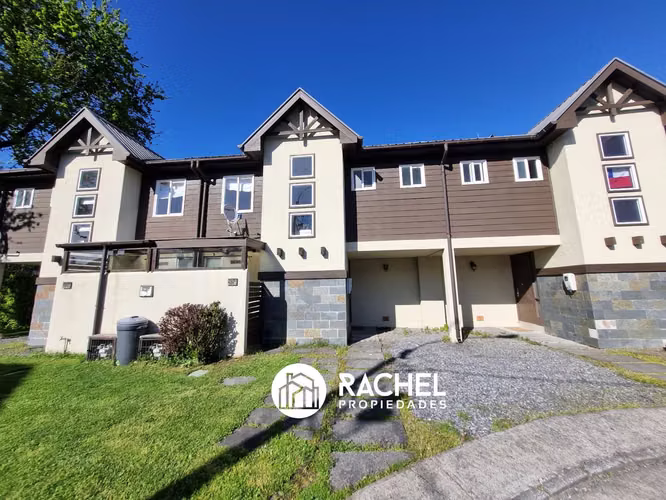 EN VENTA CASA AMOBLADA 3 DORMITORIOS EN CONDOMINIO A MINUTOS DEL CENTRO DE PUCON