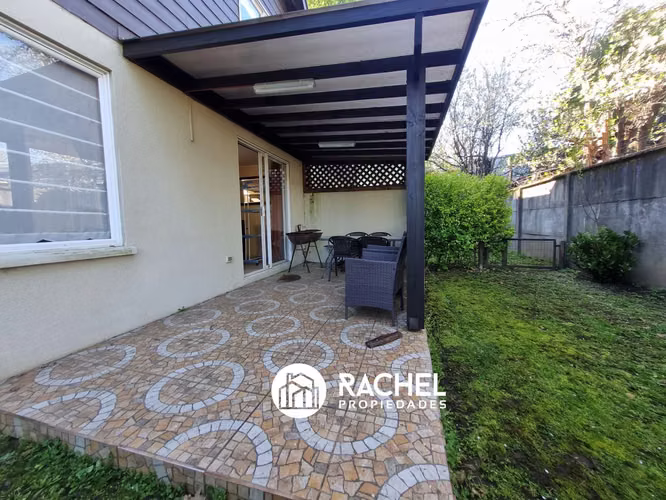 EN VENTA CASA AMOBLADA 3 DORMITORIOS EN CONDOMINIO A MINUTOS DEL CENTRO DE PUCON