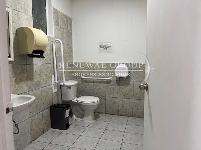 Amplio local comercial con excelente ubicació (122702)