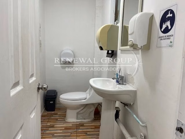 Amplio local comercial con excelente ubicació (122702)
