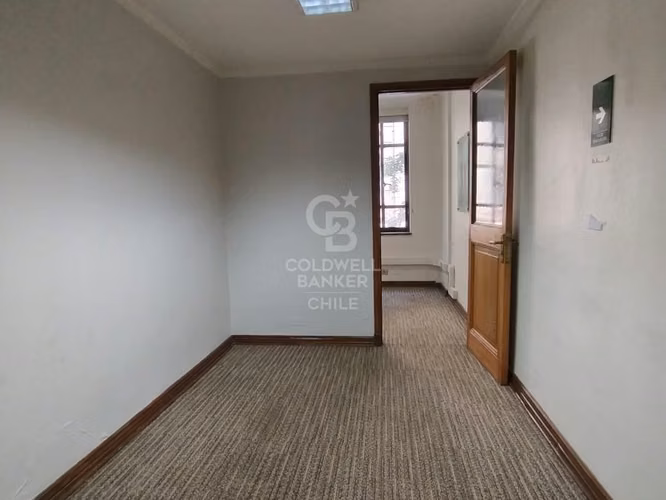 Oficina habilitada  y amplia en Santiago Centro
