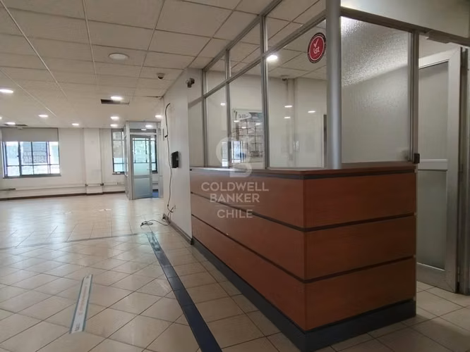 Oficina habilitada  y amplia en Santiago Centro