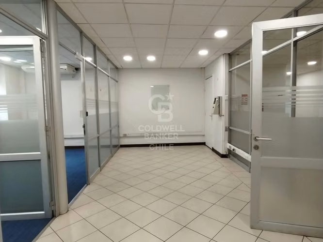 Oficina habilitada  y amplia en Santiago Centro
