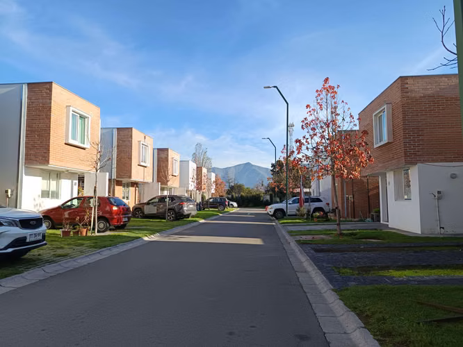 Linda y gran casa ubicada en Isla de Maipo condominio urbano.