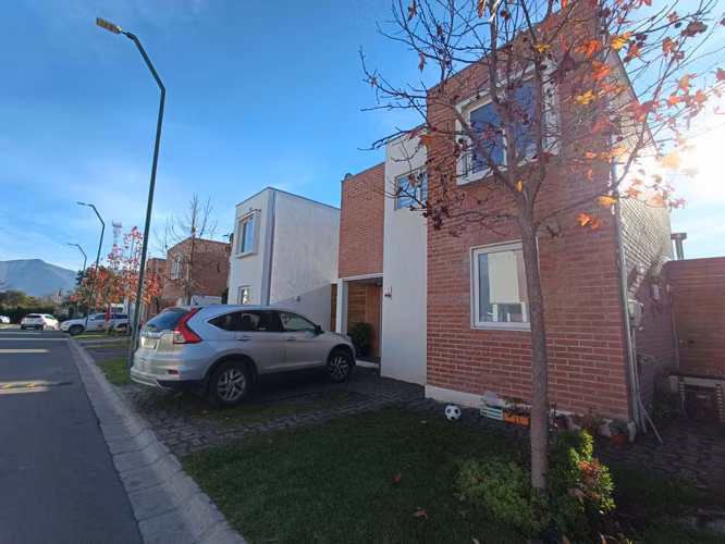 Linda y gran casa ubicada en Isla de Maipo condominio urbano.
