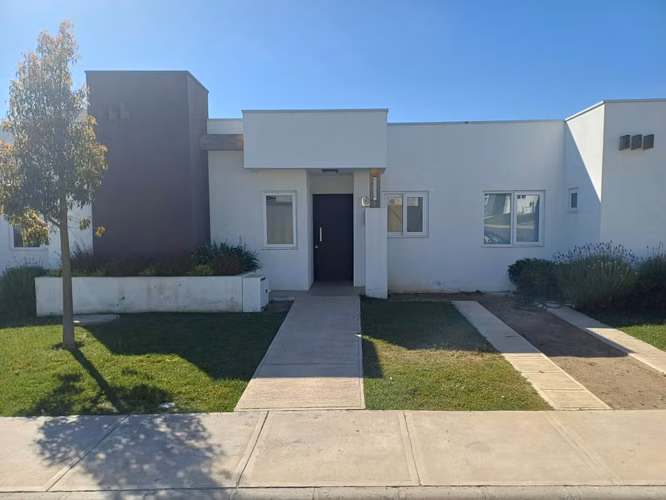 Casa estilo mediterránea en condominio