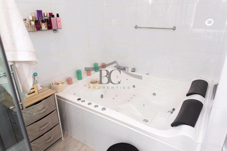 Se vende hermosa casa 5D 3B en condominio.  (123073)