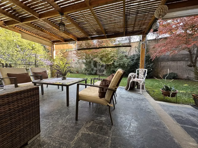 Casa con vista a Laguna en Lo Barnechea.